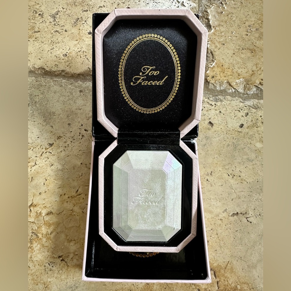 Too Faced Diamond Light Highlighter in Gold and White